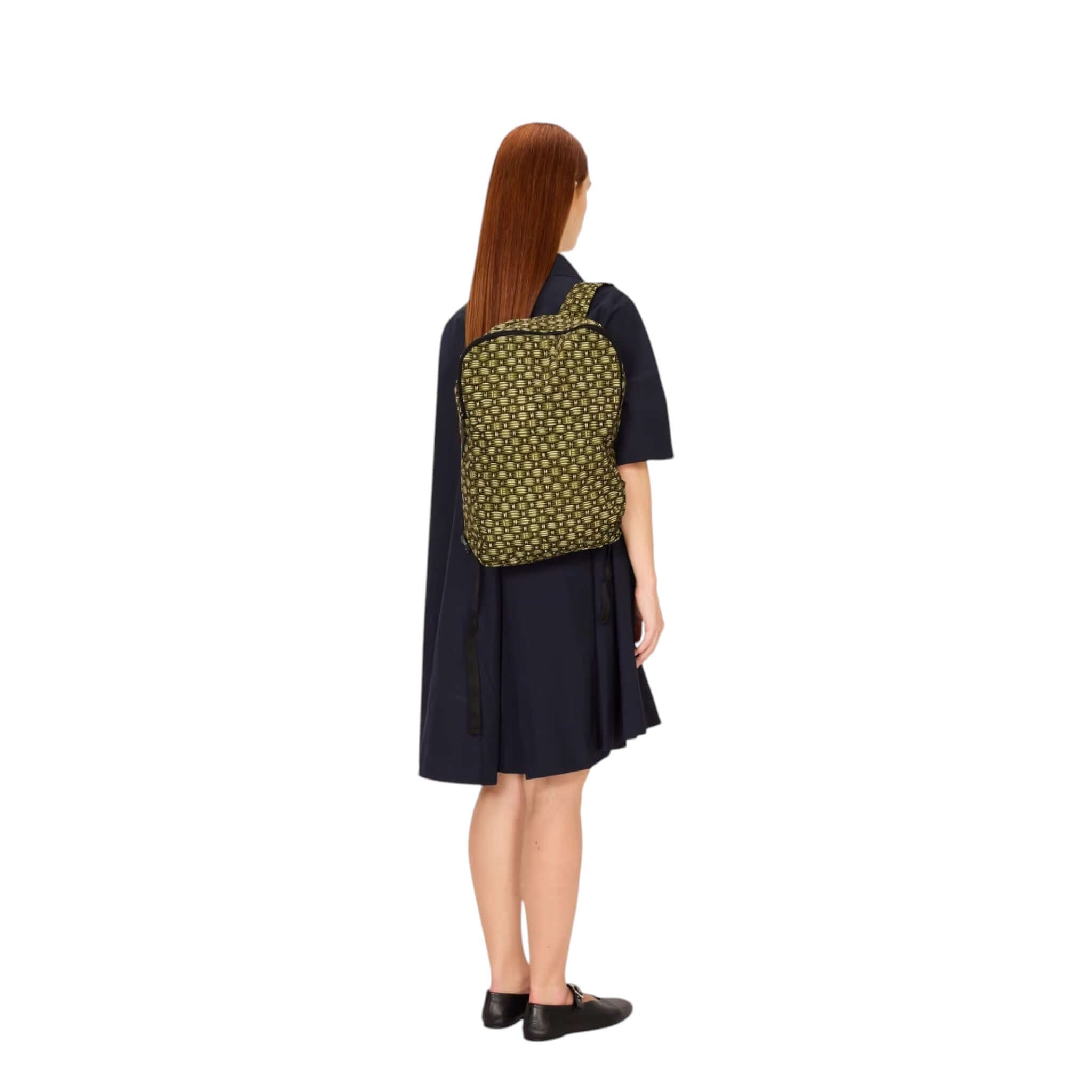 Zaino Cannage Inoui Éditions in poliestere riciclato, design unico e ripiegabile, indossato da donna.