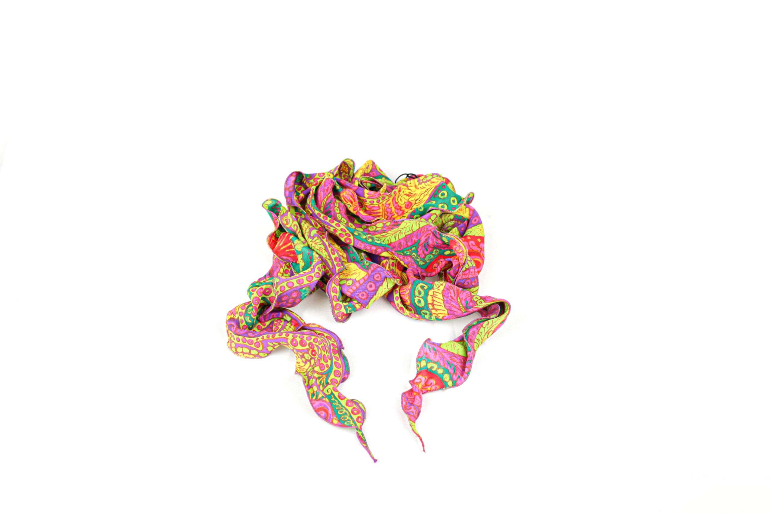 Girocollo drappo 'Frou Frou' in fantasia paisley viola, 95% seta e 5% ottone, con colori vivaci e design elegante.