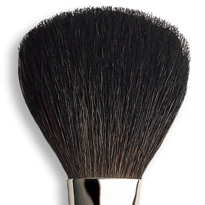Pennello Fard F1 con setole morbide, ideale per realizzare ombreggiature e esaltare l'incavo della guancia.