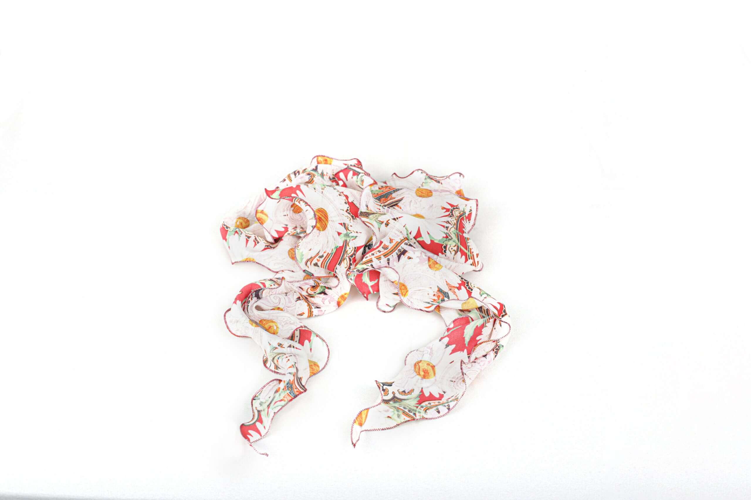 Girocollo drappo 'Frou Frou' con fantasia paisley e fiori bianchi, in seta e ottone, elegante e raffinato.