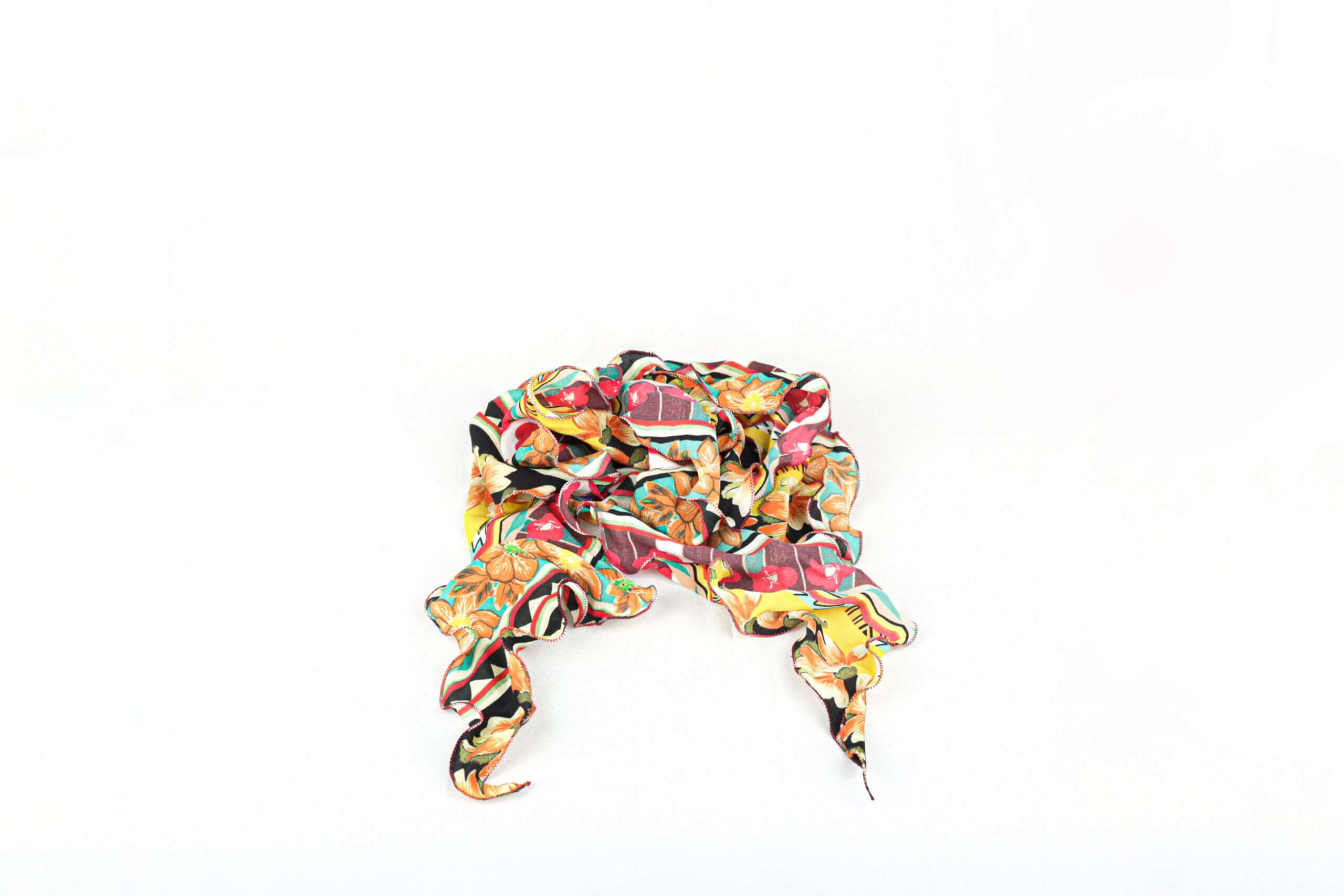 Girocollo drappo 'Frou Frou' con fantasia di fiori colorati, realizzato in seta e ottone.