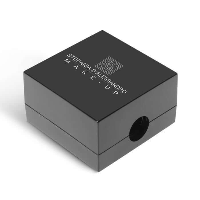 Elegante temperamatite in scatola nera, ideale per ottenere un tratto preciso e perfetto nei tuoi strumenti di scrittura.