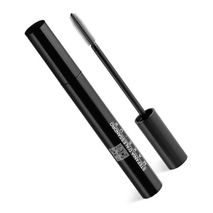 Mascara Volume e Definition with silicone brush for precise application and enhanced lash volume and definition.