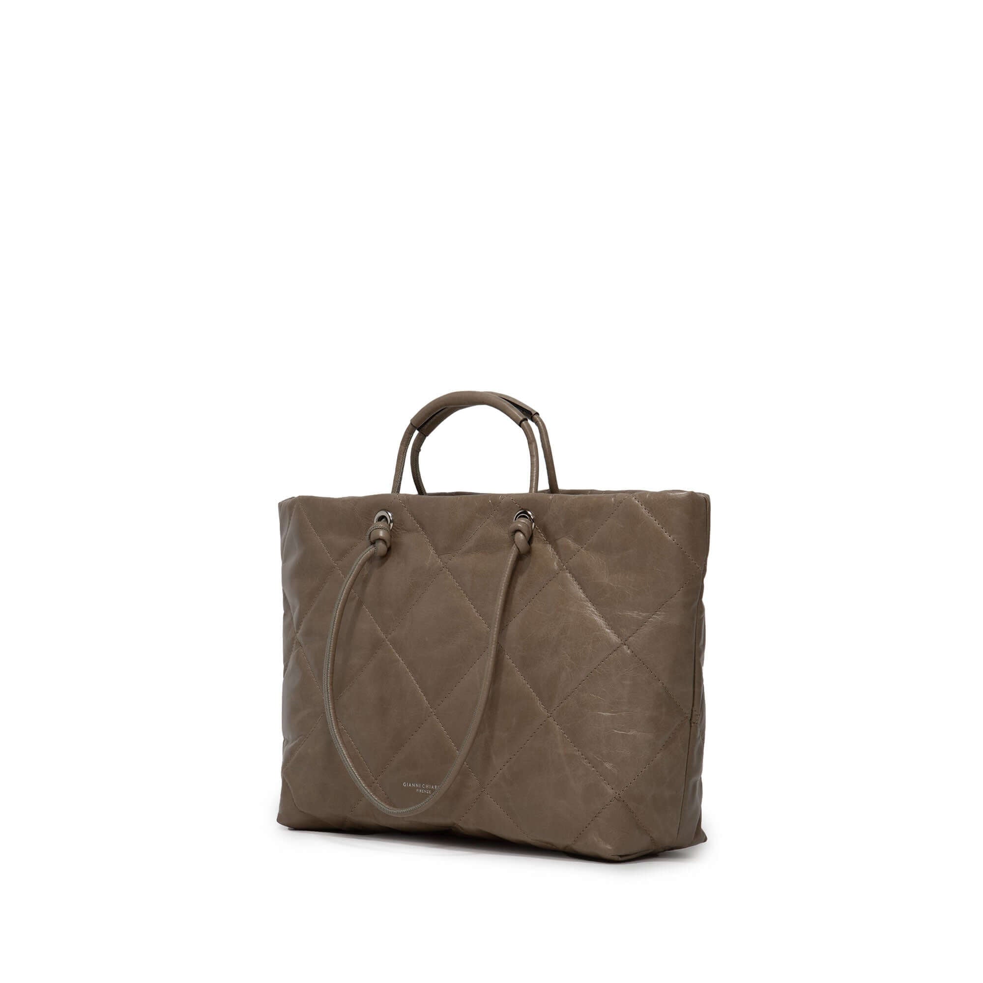 KATE bag in soft quilted leather, featuring adjustable handles and zip closure, dimensions 24x21x10cm.
