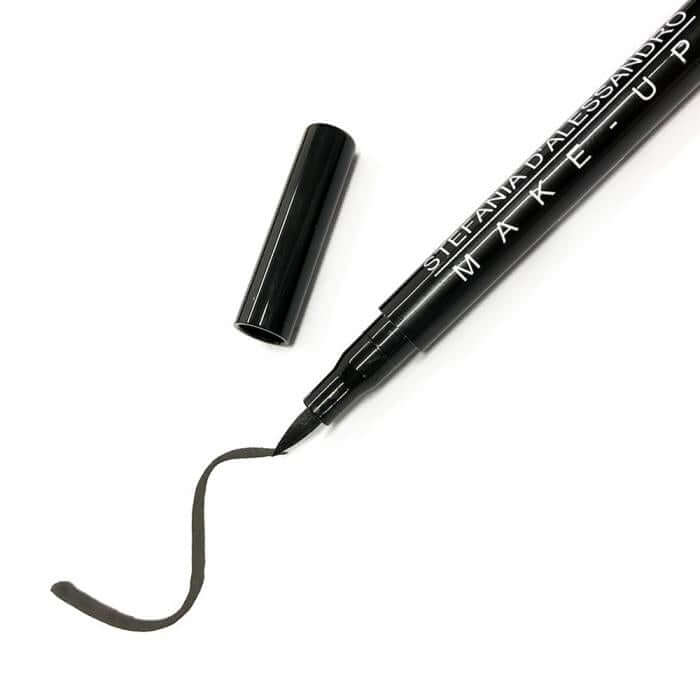 Eyeliner marker with a fine tip applicator for precise eye definition and intense black color.