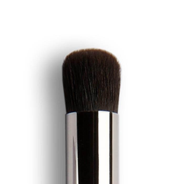 Pennello Occhi R2 per applicazione di ombretti e polveri, con setole morbide e design elegante.