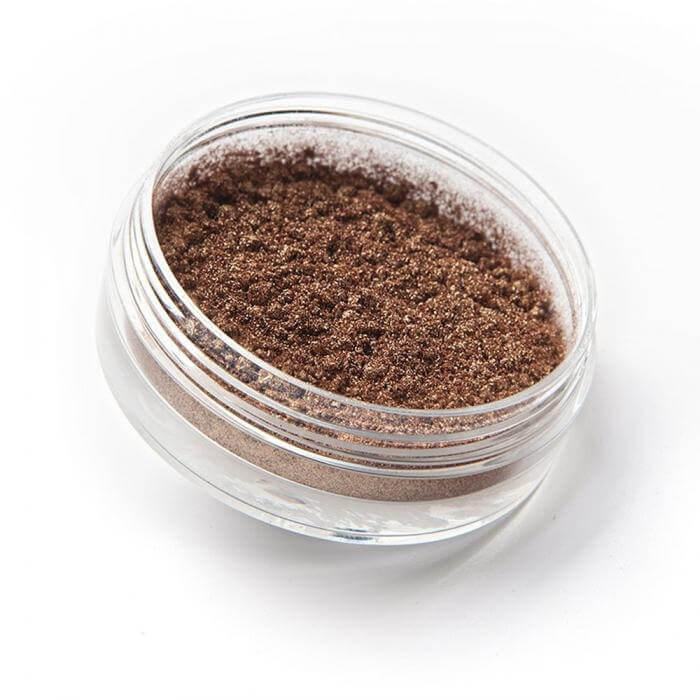 Ombretto Bronze in polvere, effetto perlato e iridescente, con riflessione della luce e brillantezza del pigmento.