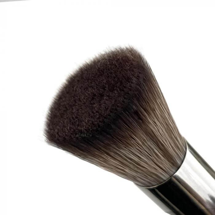 Pennello Viso B1 con setole sintetiche, perfetto per fondotinta, correttori e contouring.
