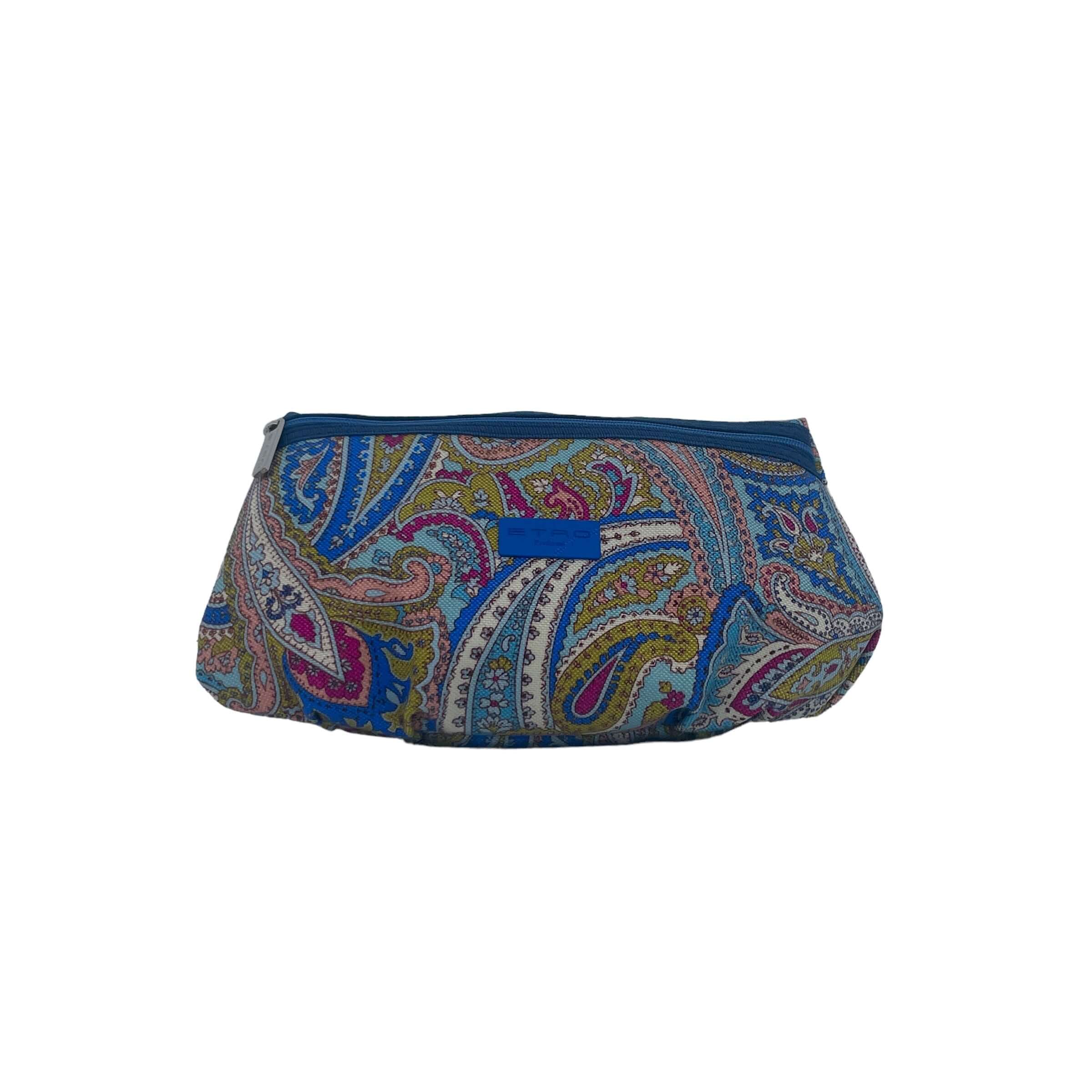 Trousse con pences in celeste nylon, chiusura zip color argento, design paisley multicolore, misura 23x12x4 cm.