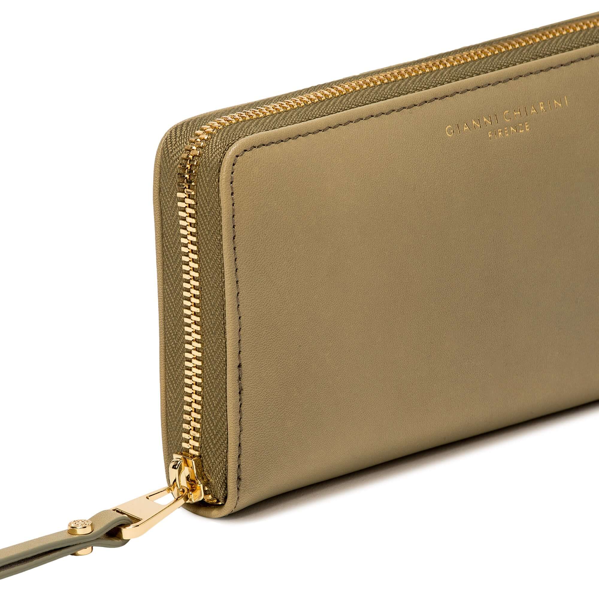 Gianni Chiarini Essential wallet in smooth leather, featuring a zipper and stylish gold accents.