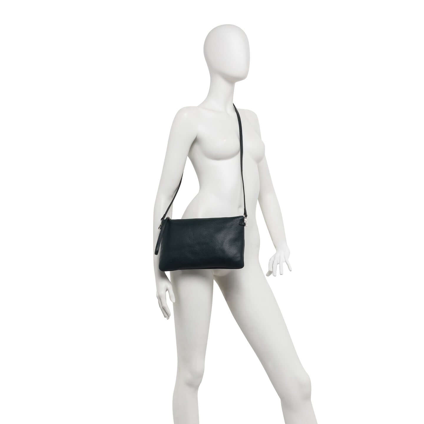 Stylish black handbag made of hammered leather, featuring a contrast zipper and removable shoulder strap, dimensions 28x18x2 cm.