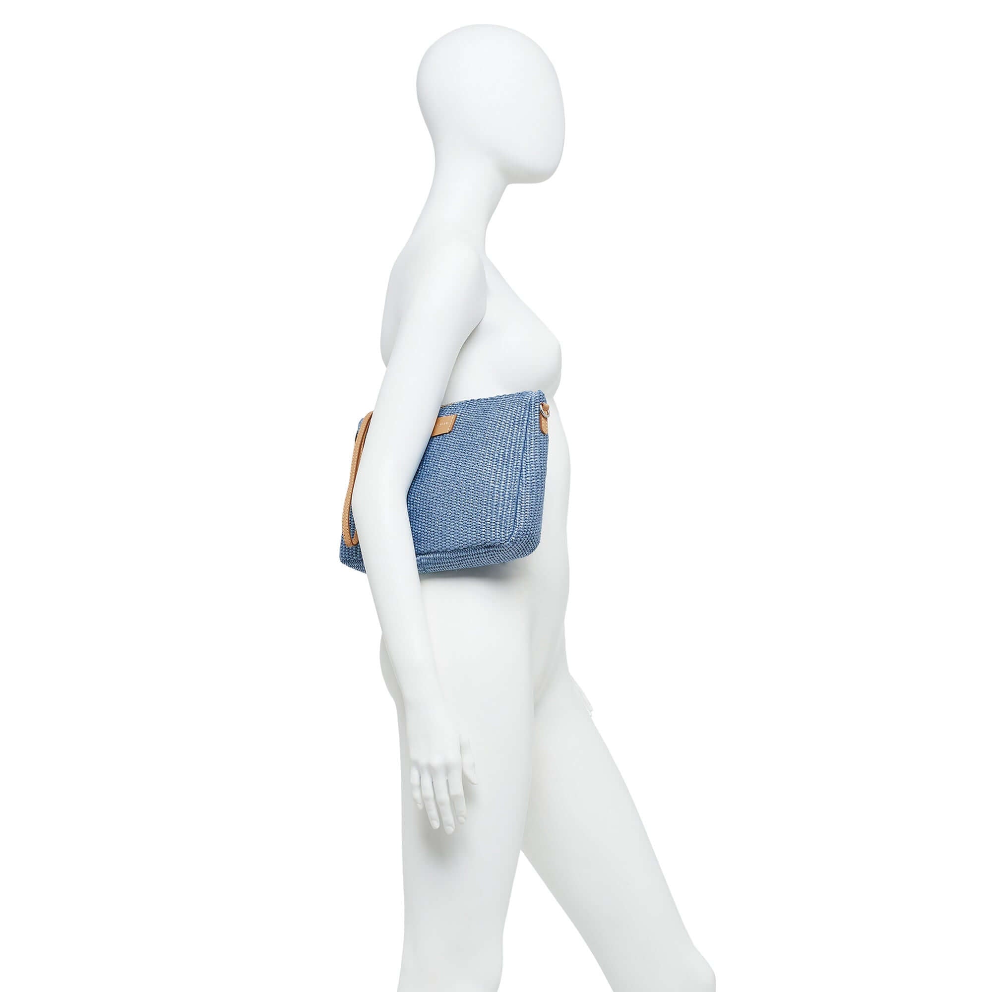 Nora Pouch in straw with smooth leather strap, zip closure, and adjustable removable shoulder strap, dimensions 28x21x9 cm.