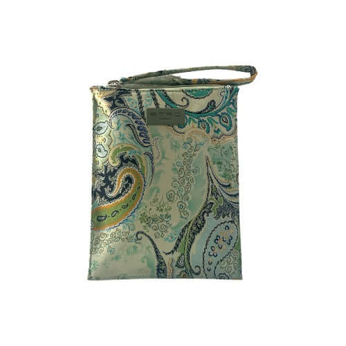 Custodia in nylon lavabile con fantasia e chiusura zip. Targhetta ETRO verde. Dimensioni: 14x8,5 cm.