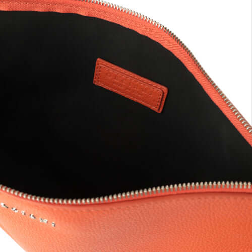 Interno della borsa Portadocumenti Micron in pelle arancione con zip e finitura di alta qualità.