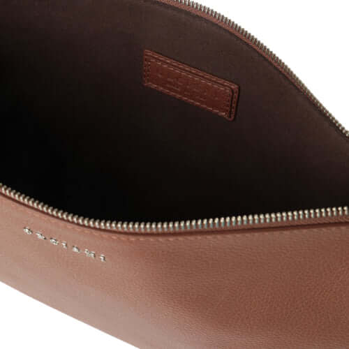 Interno borsa a mano portadocumenti Micron in pelle martellata con zip e dettaglio in pelle marrone.