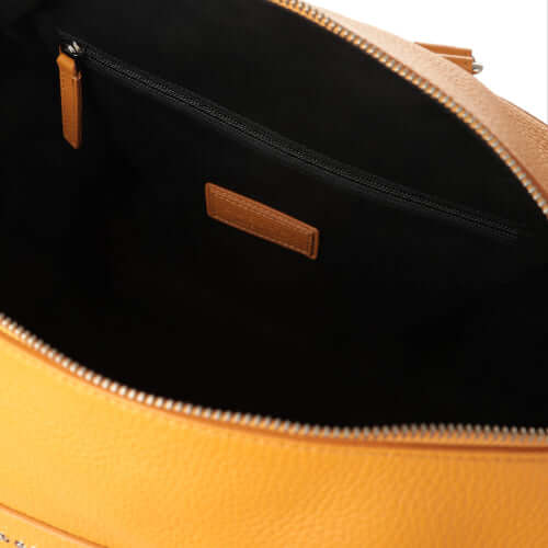 Interno della Borsa a Mano e a Tracolla Micron in Pelle, mostra tasca con zip e rifiniture eleganti.