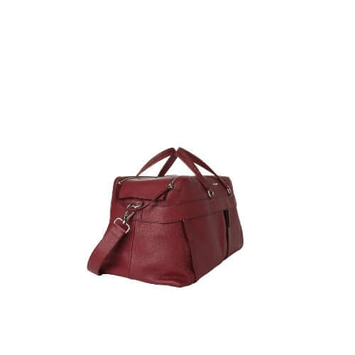 Borsone da viaggio in pelle rossa con tracolla, chiusura a zip e tasche, made in Italy.