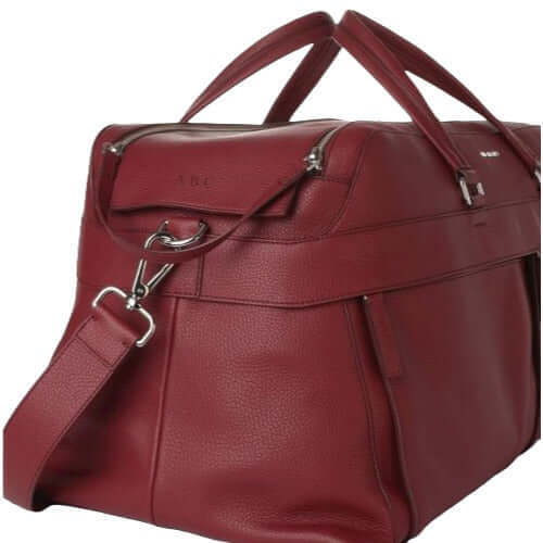 Borsone da viaggio in pelle rossa con tracolla regolabile e zip, made in Italy, dimensioni: 56x30x29 cm.