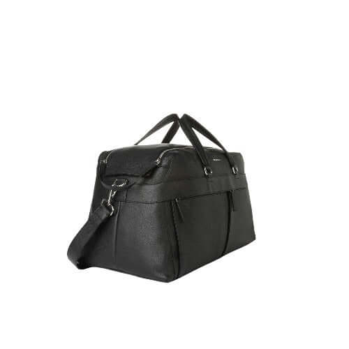 Borsone da viaggio in pelle nera con tracolla, chiusura zip, tasche esterne e interne, design elegante e funzionale.
