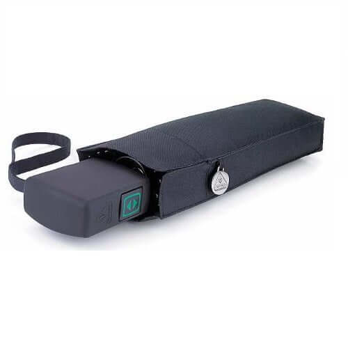 Ombrello Black chiuso, custodia elegante e resistente, impugnatura in gomma per una comoda presa. Misura 28 cm.