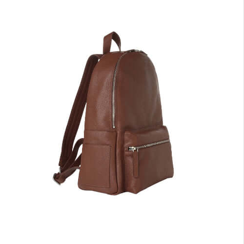 Zaino Micron in pelle marrone con tracolle regolabili e chiusura zip, made in Italy.