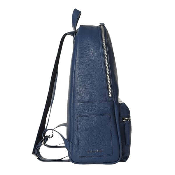 Zaino Micron in pelle blu, profilo laterale, con tasche esterne e tracolle regolabili, elegante e pratico.