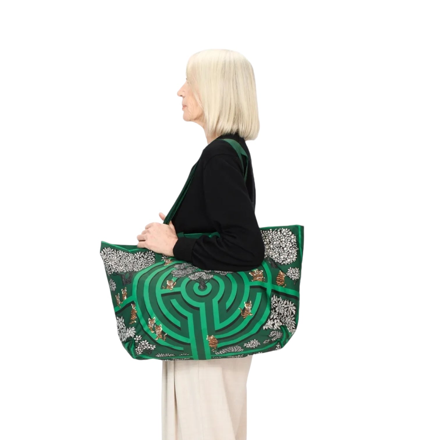 Maxi shopping bag Labyrinthe Verde made from recycled polyester, displayed on a model.