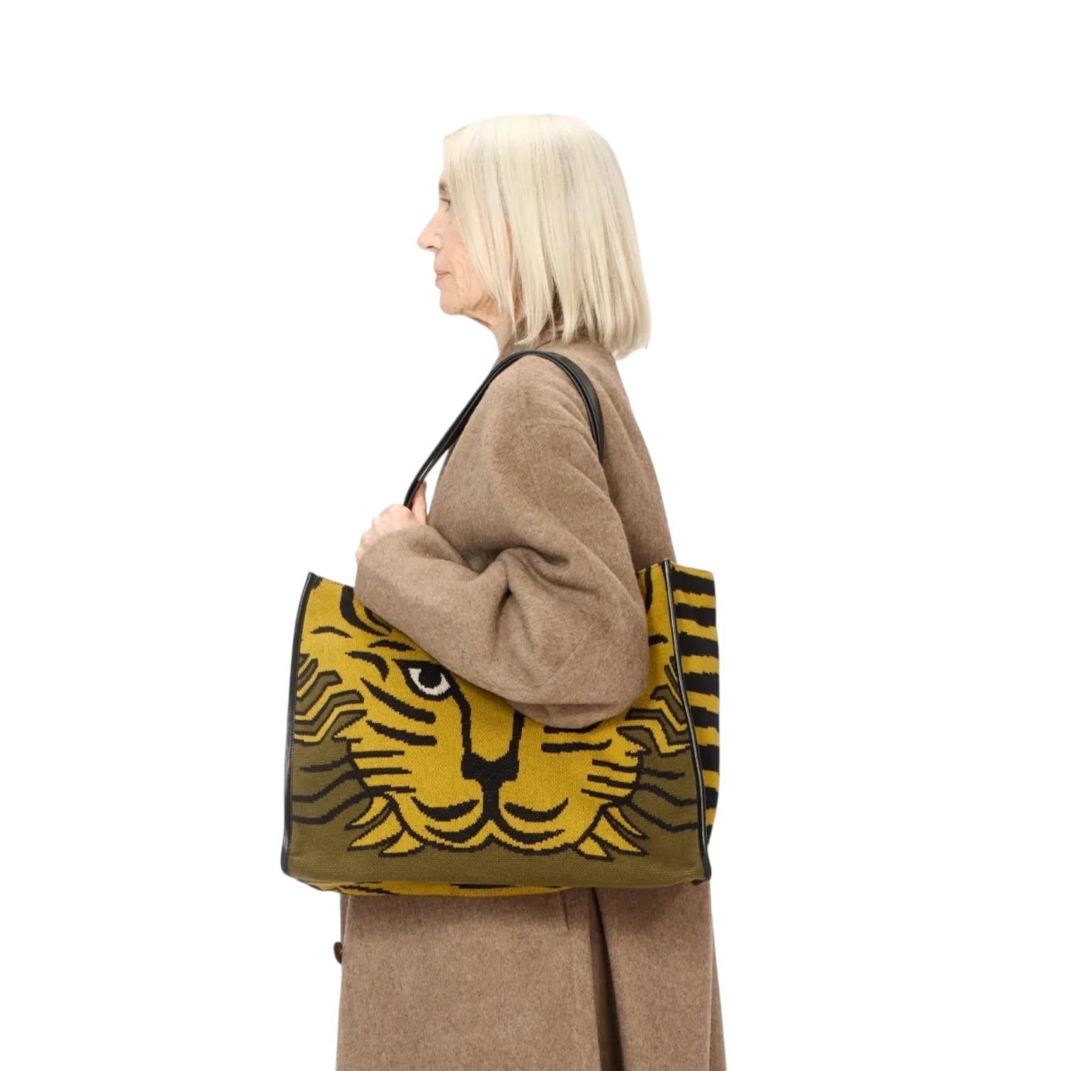 Donna che indossa una borsa a spalla con motivo di tigre in design elegante e sportivo.