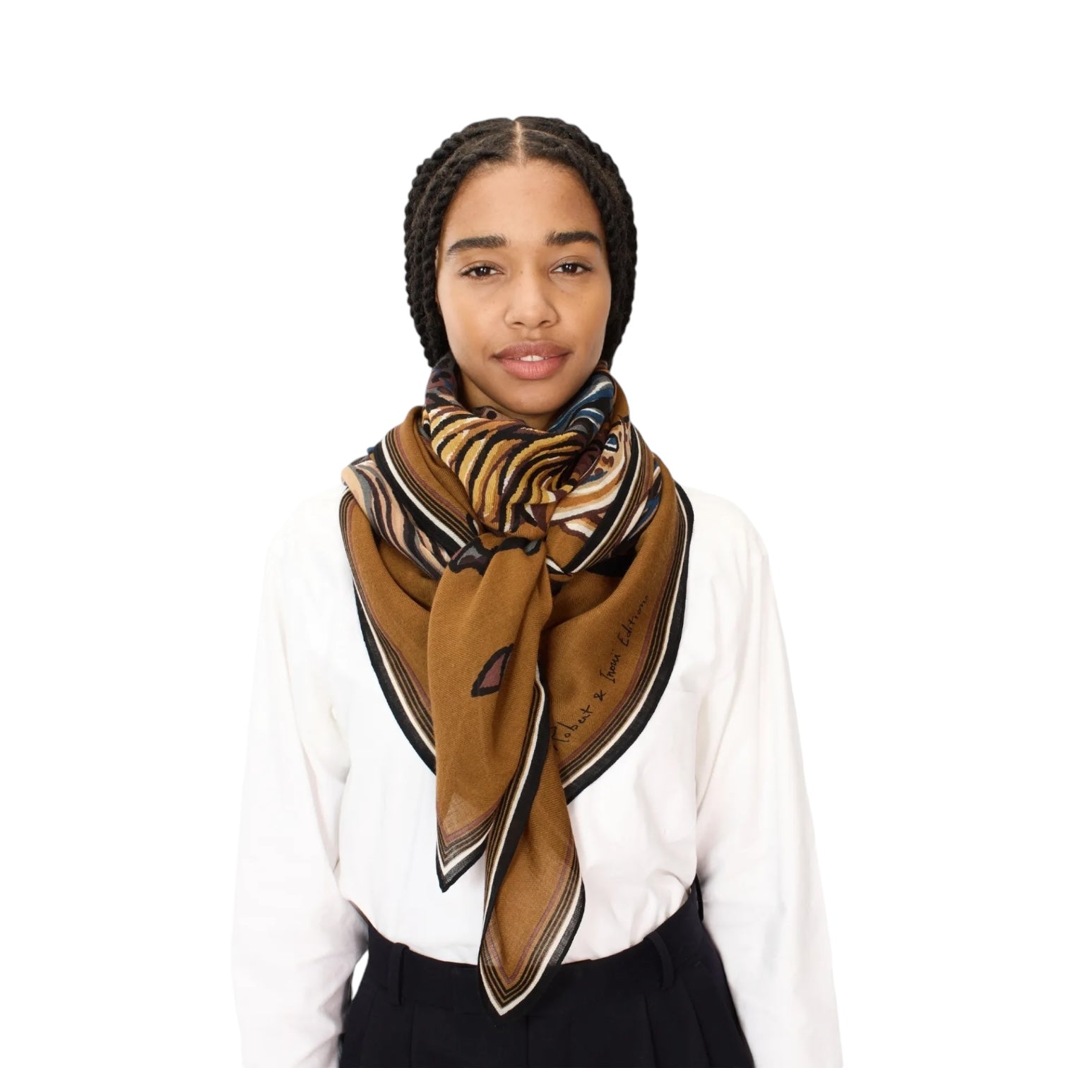 Foulard quadrato Western Marrone indossato da giovane donna con camicia bianca, elegante e versatile accessorio moda.