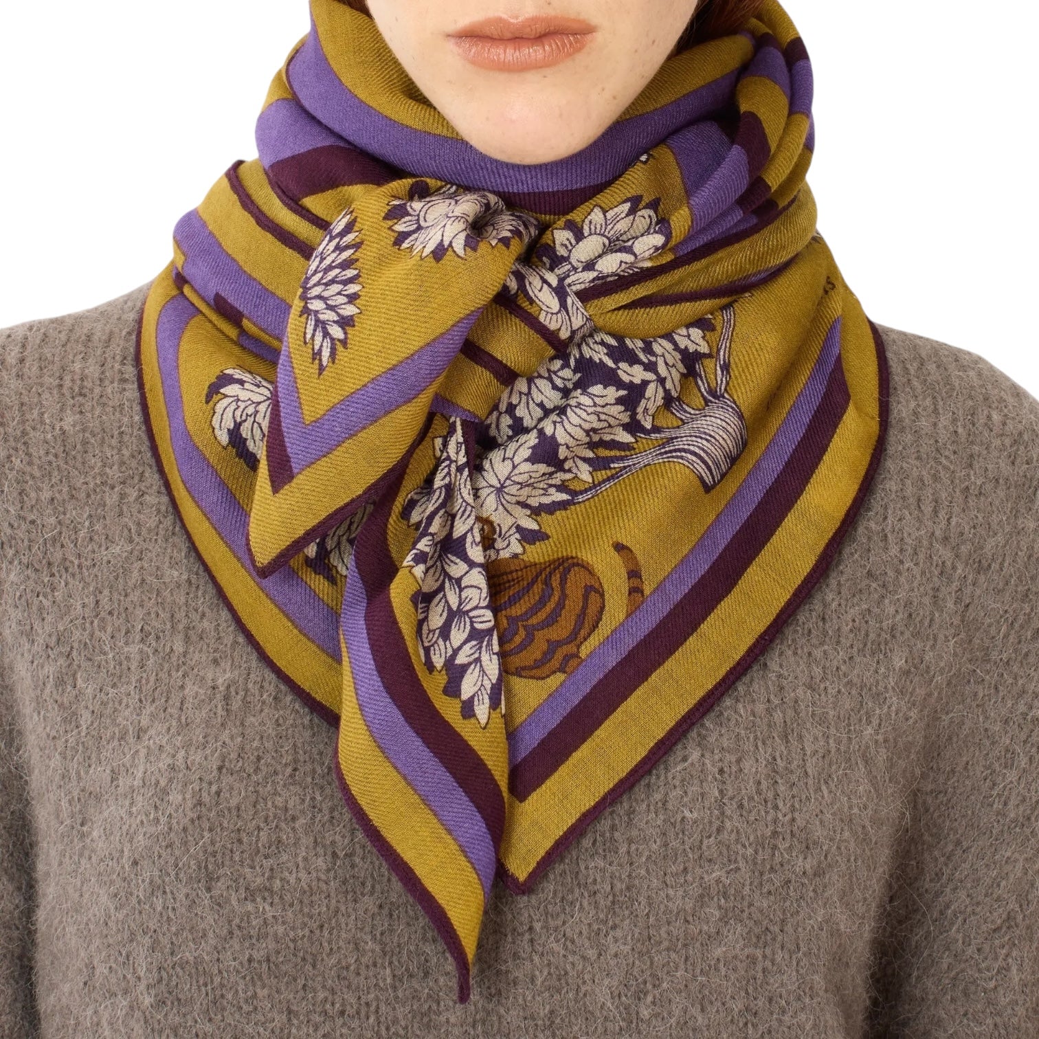 Foulard quadrato Labyrinthe Viola, 100% seta, indossato con elegante motivo floreale e strisce colorate.