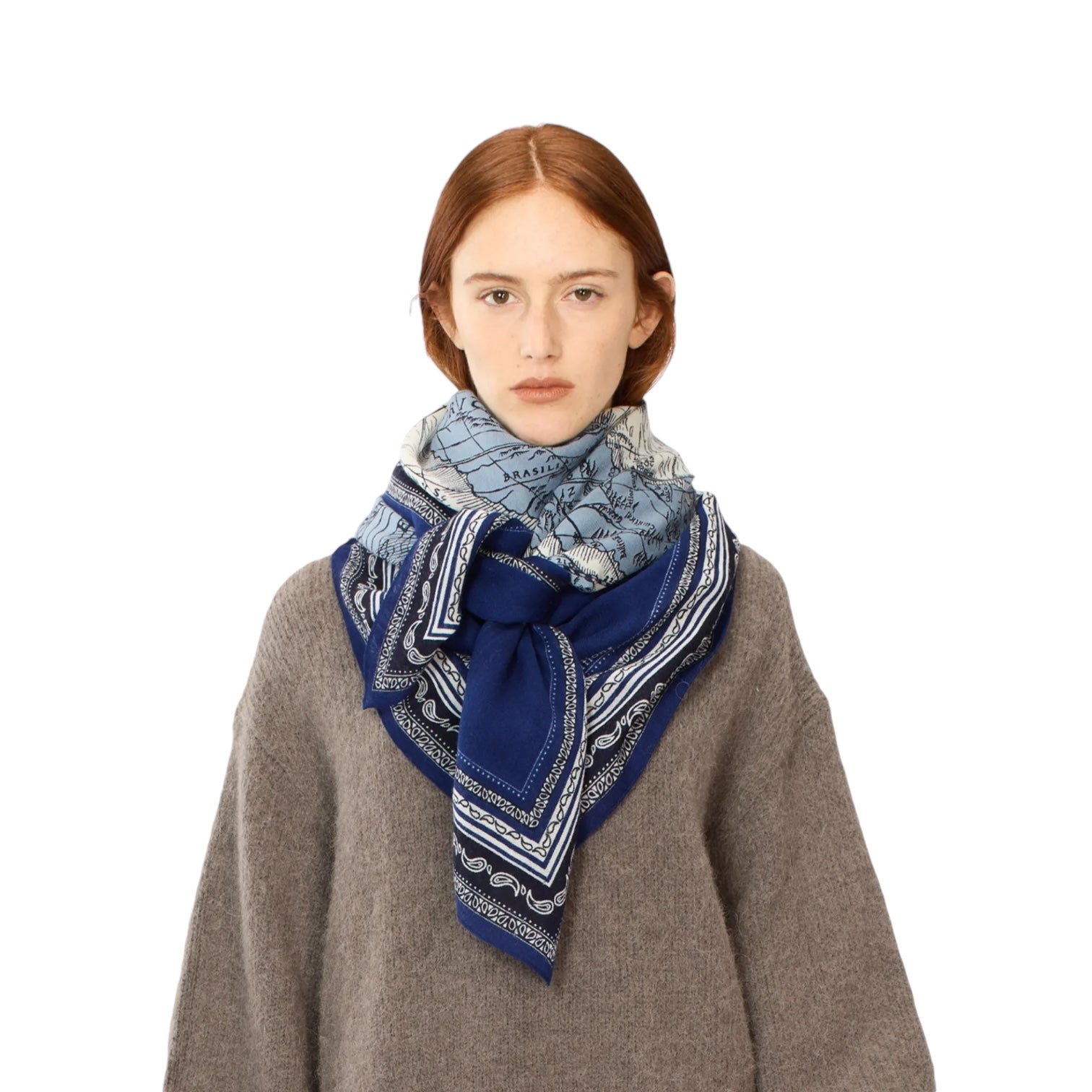 Foulard quadrato blu indossato da modello, dettaglio di stile versatile per outfit maschili e femminili.