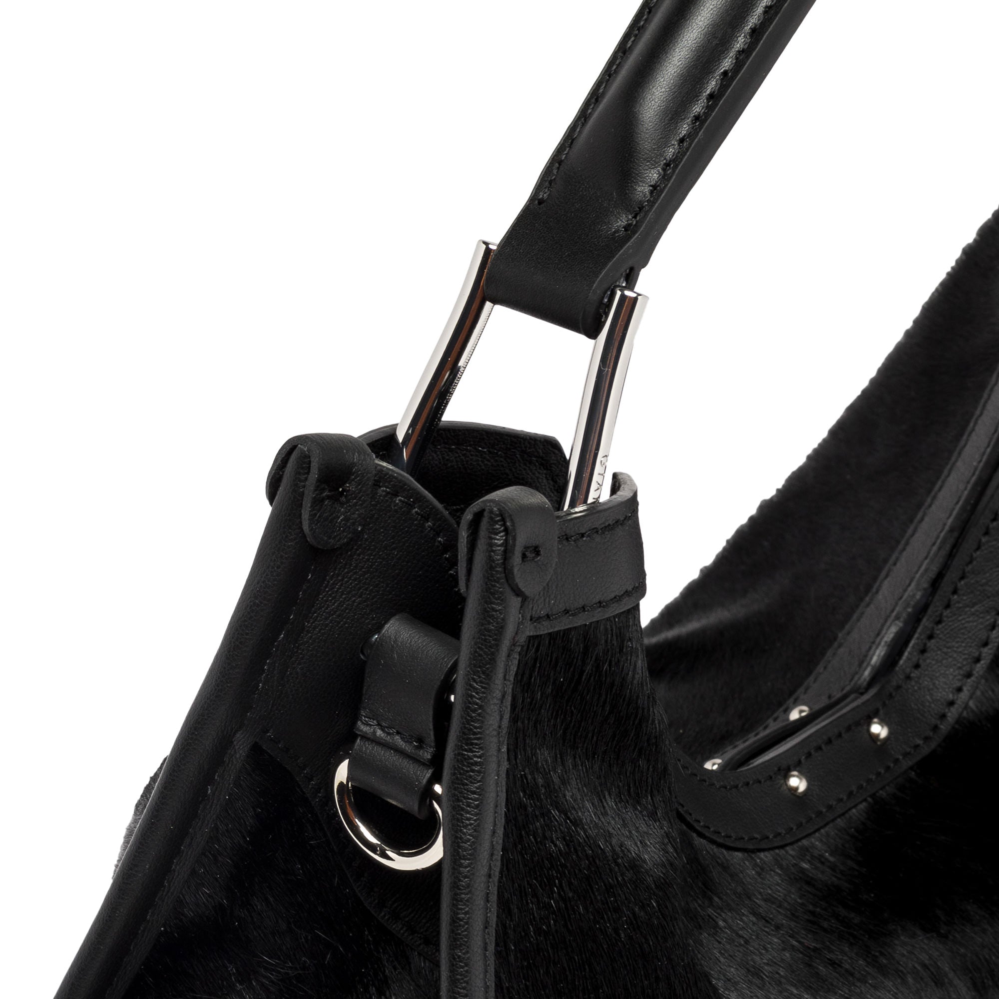 Close-up of the Gianni Chiarini Aurora handbag strap, showcasing the elegant leather and hardware details.