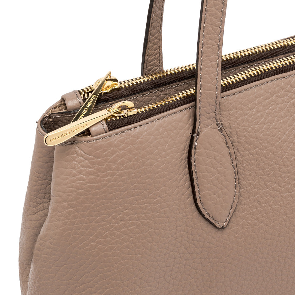 Close-up of MARA elegant shopping bag in maxi grain leather with double zip closure and trendy beige color.