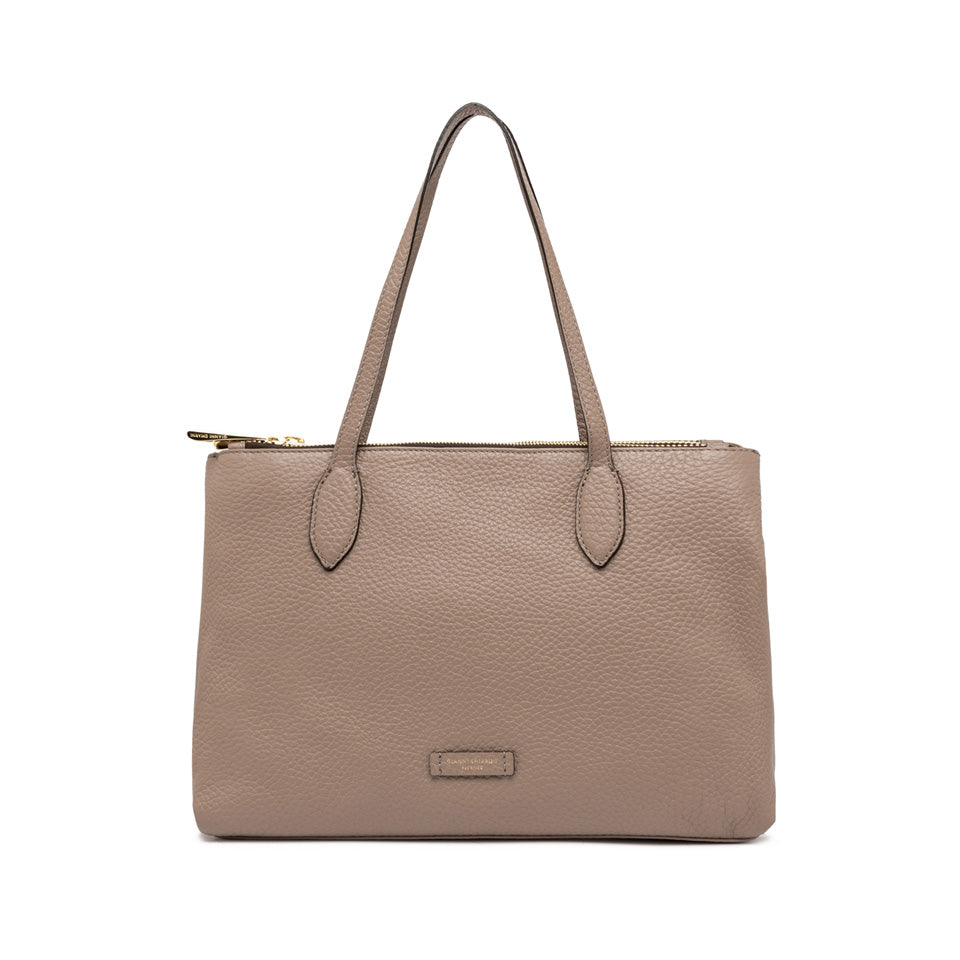 Elegant leather shopping bag with double zip closure and spacious compartments, ideal for office and weekend use.