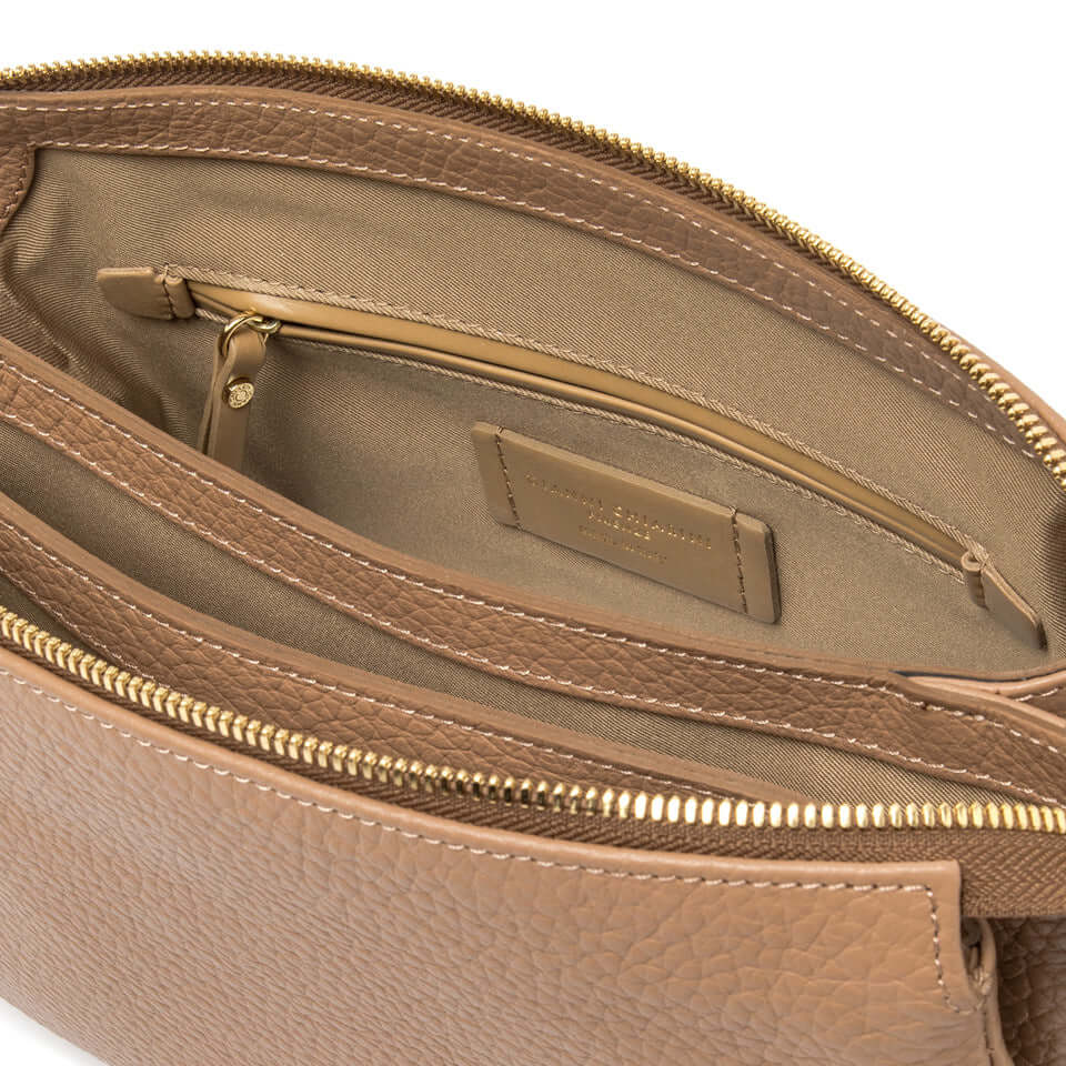 Interno della borsa BROOKE di Gianni Chiarini, con tasche e chiusura a zip.