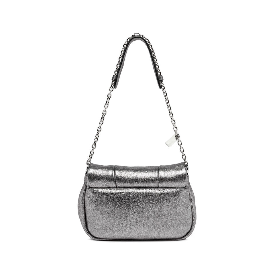 Glenda silver laminated leather handbag with a chain strap, perfect for chic evenings. Dimensions 23x13x8 cm.