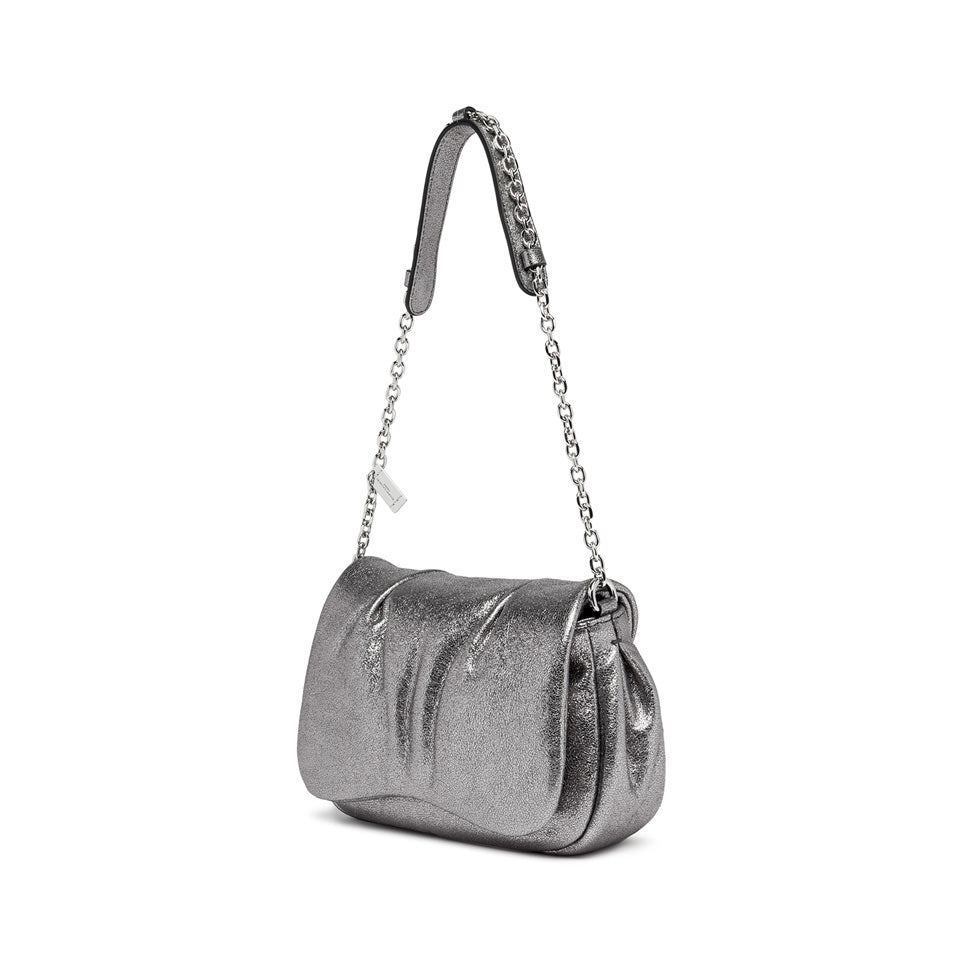 GLENDA compact silver leather bag with chain strap, perfect for chic and elegant evenings, dimensions 23x13x8 cm.