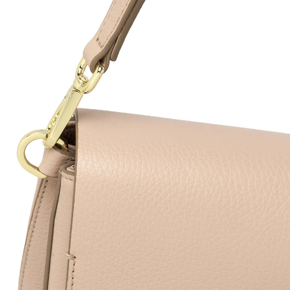 Dettaglio della tracolla della borsa HELENA ROUND di Gianni Chiarini in pelle martellata.