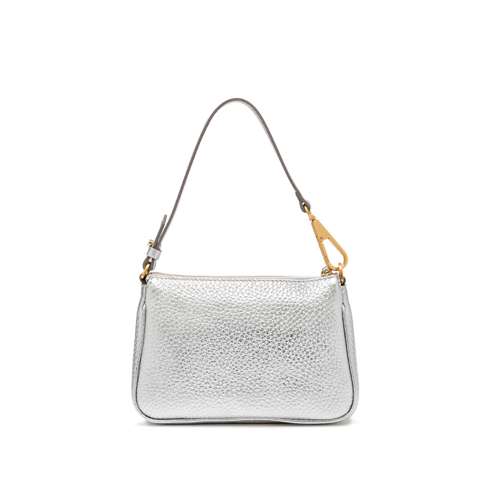 Elegante borsa Brooke in pelle grana maxi, colore argento, con tracolla e chiusura a zip.