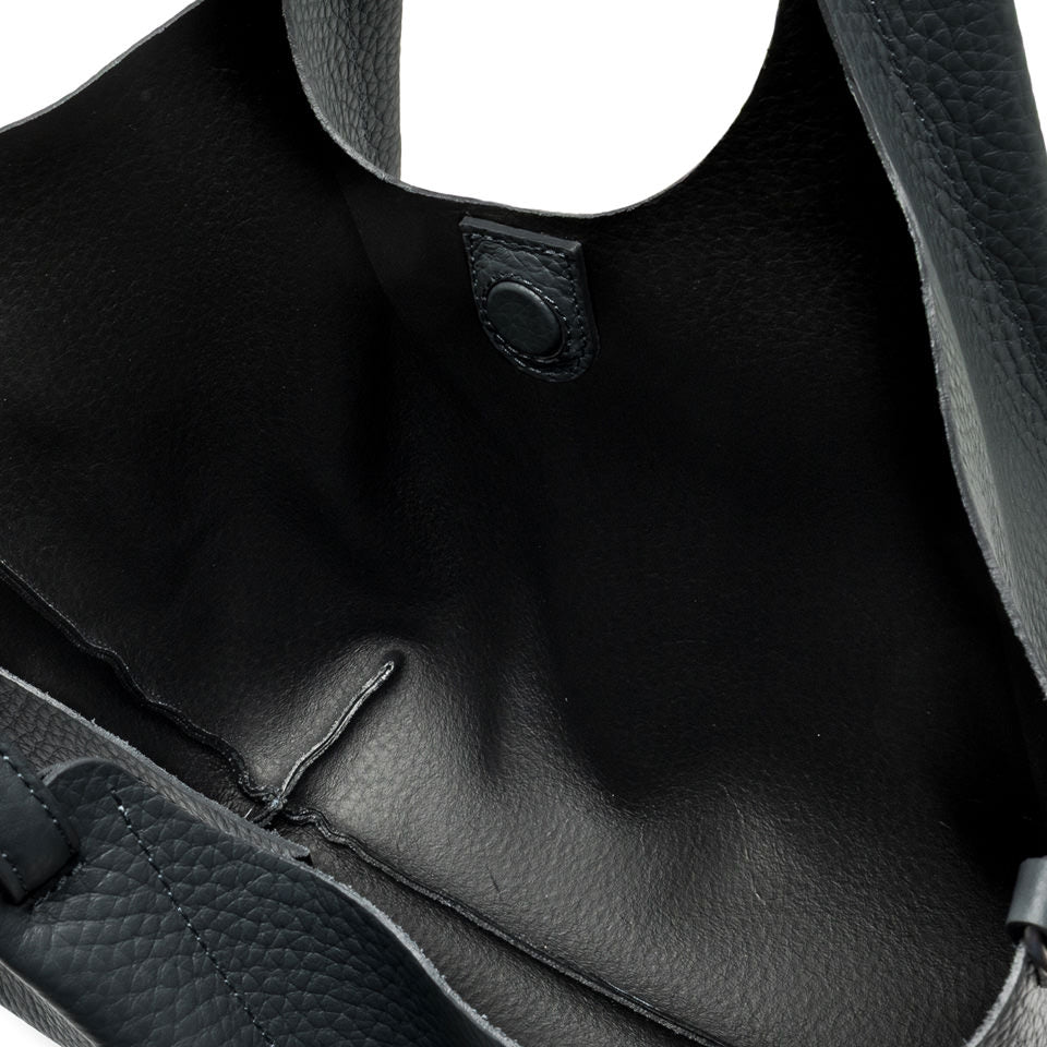 Interno della minibag DUA in morbida pelle double, design semplice e pratico di Gianni Chiarini.