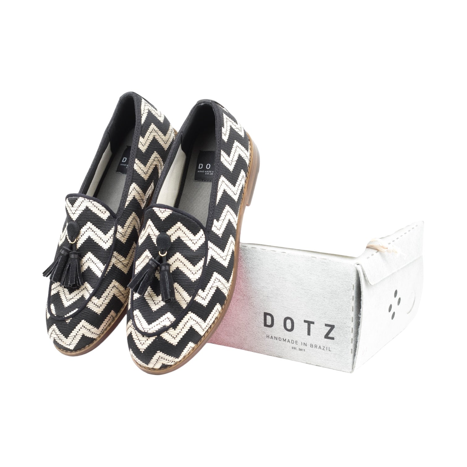 Mocassino Castanha, scarpe fatte a mano in Brasile, con design a zigzag e nappine, confezione Dotz.