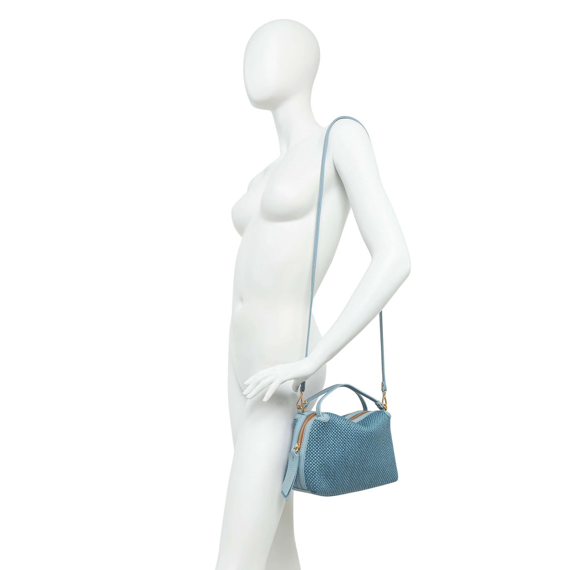 Alifa handbag by Gianni Chiarini, large blue woven straw bag with adjustable strap, showcased on a mannequin.