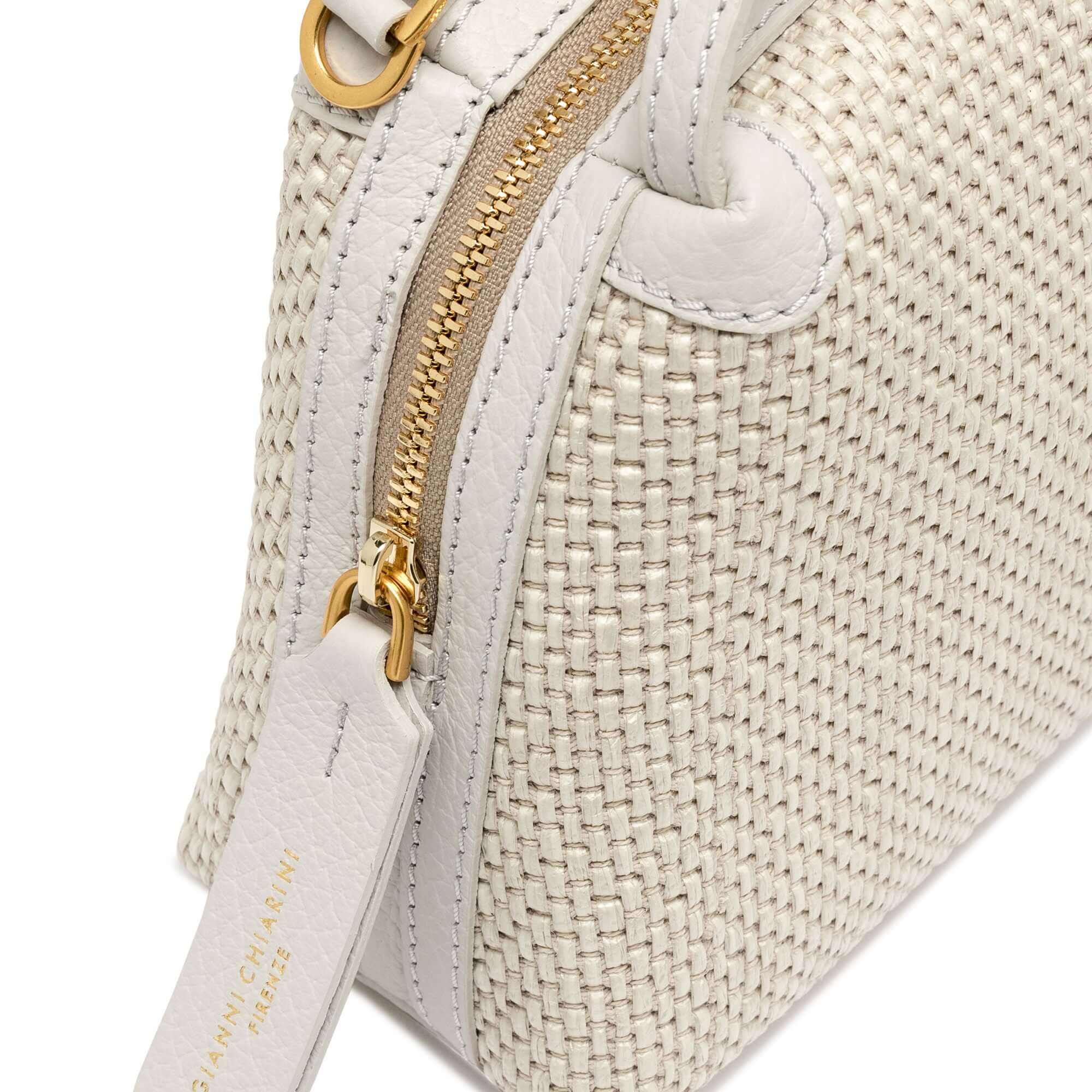 Detail of Alifa handbag by Gianni Chiarini, showcasing woven straw texture and zipper closure.