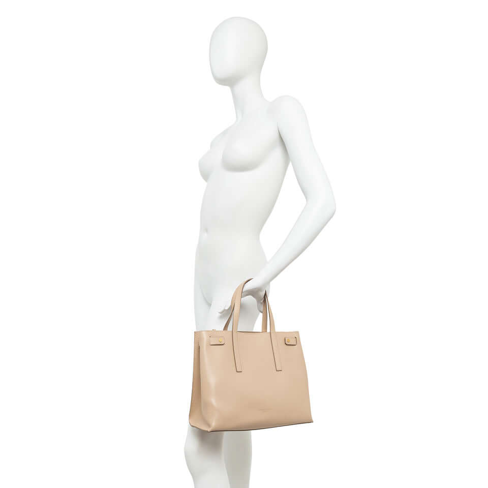 ALTEA bag, timeless design, smooth natural leather, practical daily accessory with removable inner pocket.