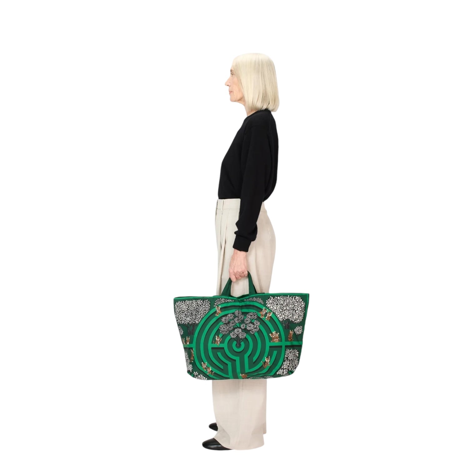 Model showcasing Borsa Maxi Shopping Labyrinthe Verde, an eco-friendly recycled polyester bag, dimensions 42x34x16 cm.