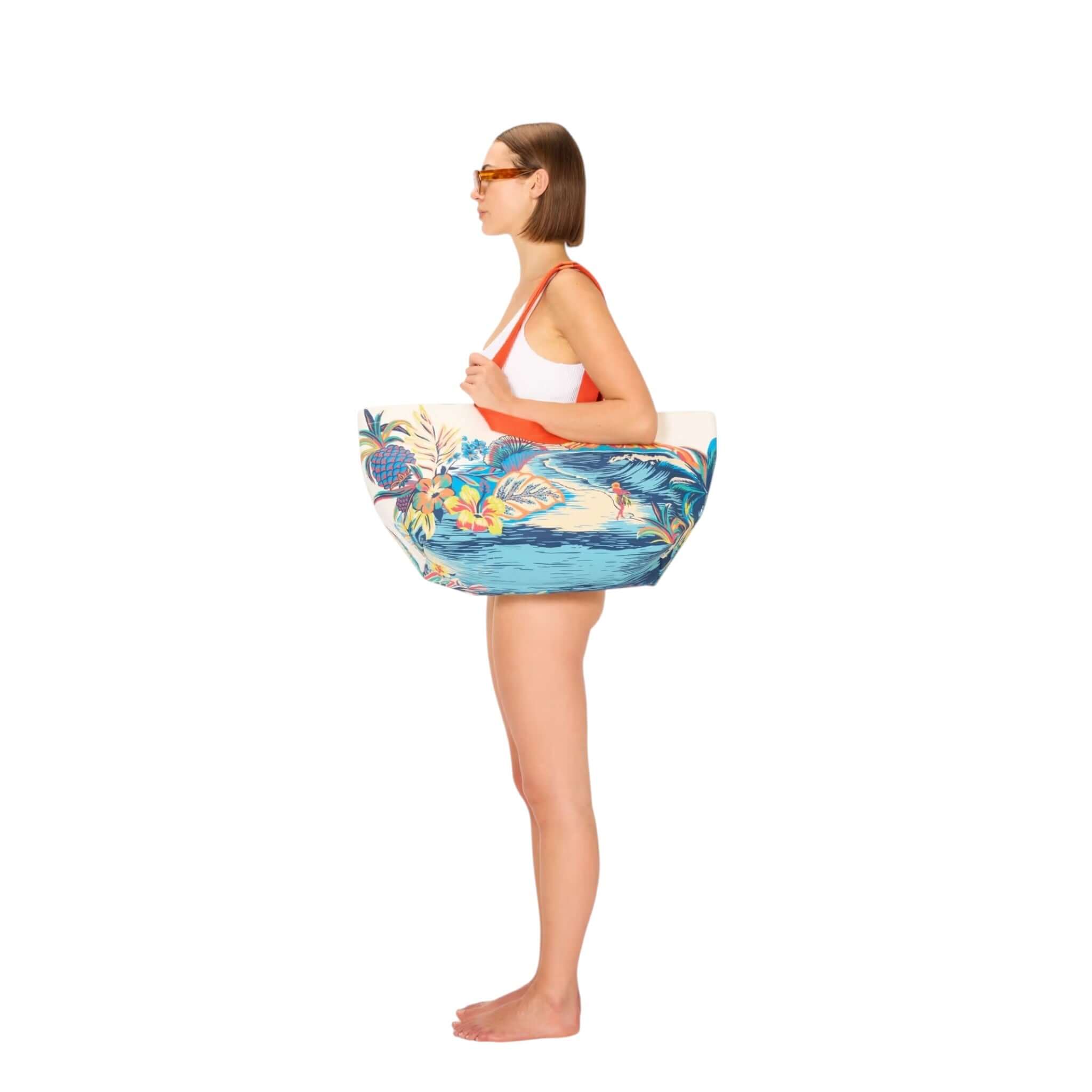Borsa Carrier Hawai indossata da una donna in costume, ideale per spiaggia e weekend, con design tropicale.