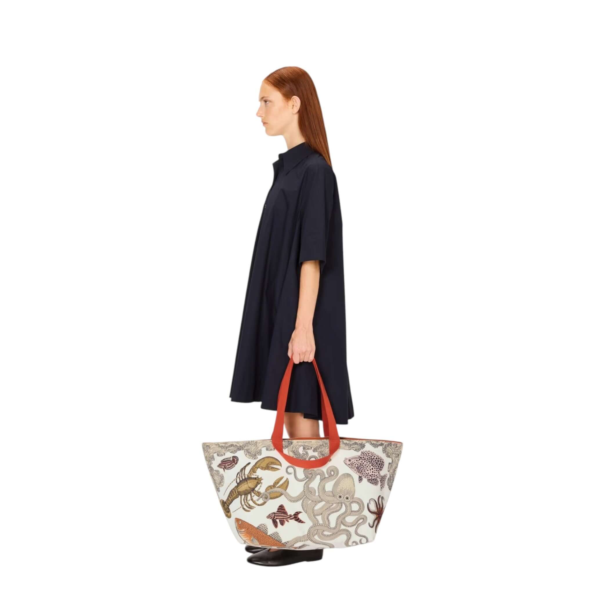 Model showcasing the Borsa Carrier Poseidon bag, versatile for weekend, sport, beach, and work uses.