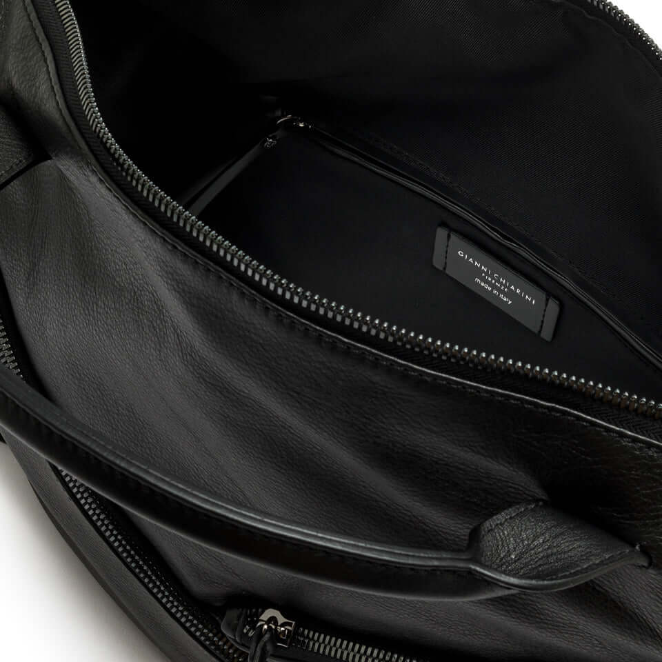 Interno della borsa SHANIA Gianni Chiarini, in morbida pelle con tasca interna con zip e etichetta del brand.