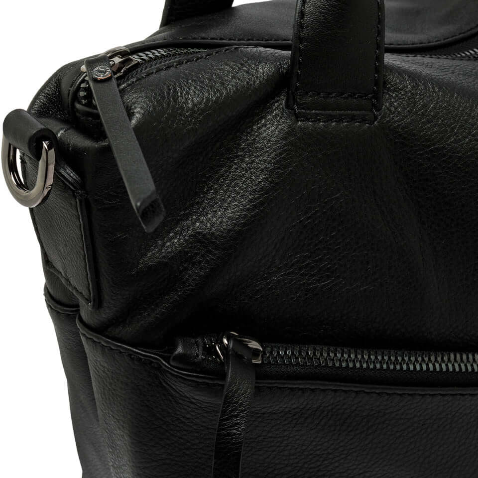 Dettaglio della borsa SHANIA di Gianni Chiarini, realizzata in pelle morbida con zip e manici.