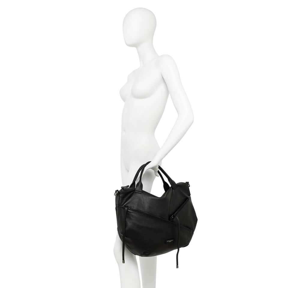 Borsa SHANIA di Gianni Chiarini, elegante in pelle nera, con tasche asimmetriche e chiusura con zip.
